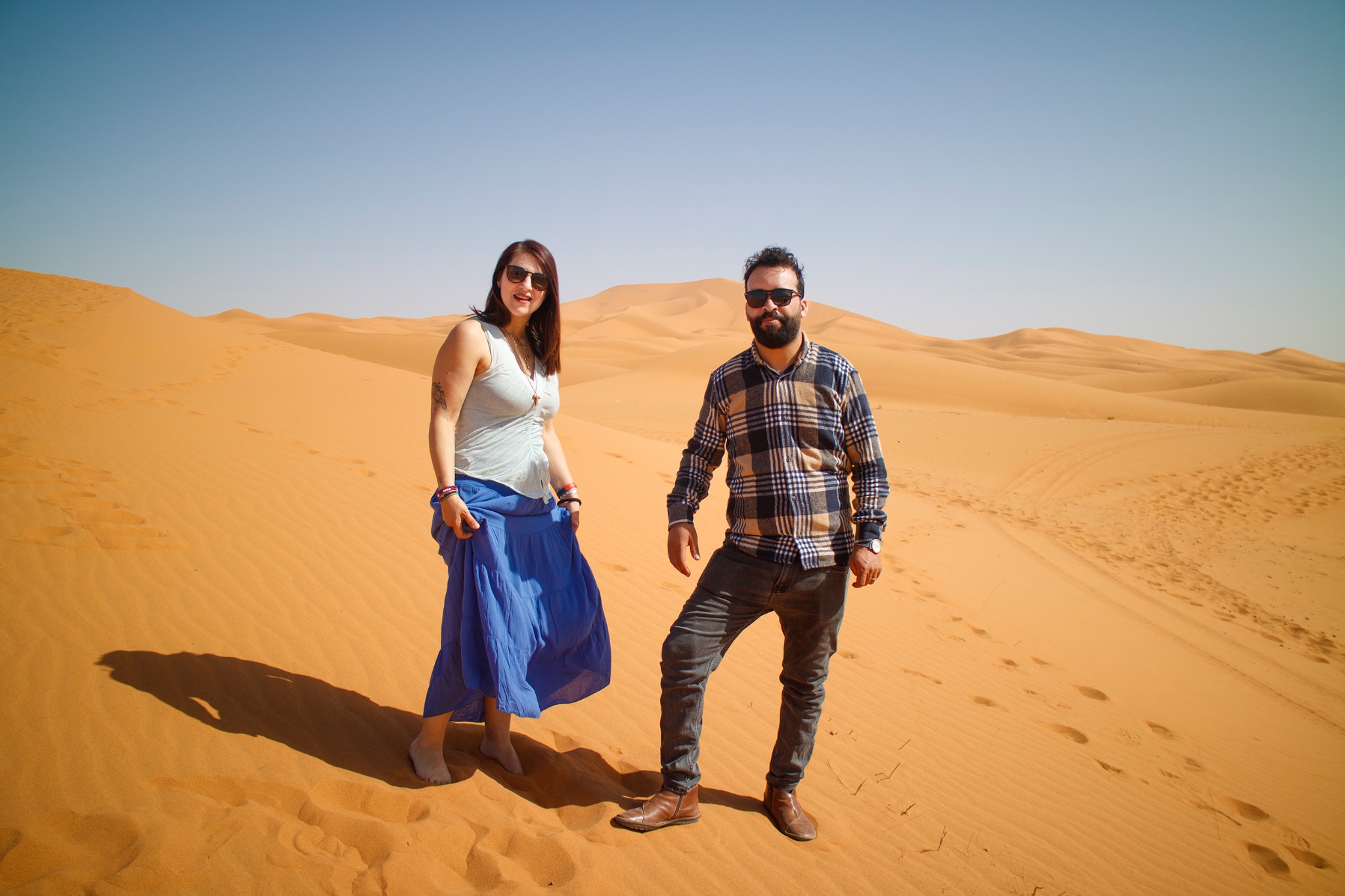 Sonia e Omar in piedi insieme sulle dune del Sahara