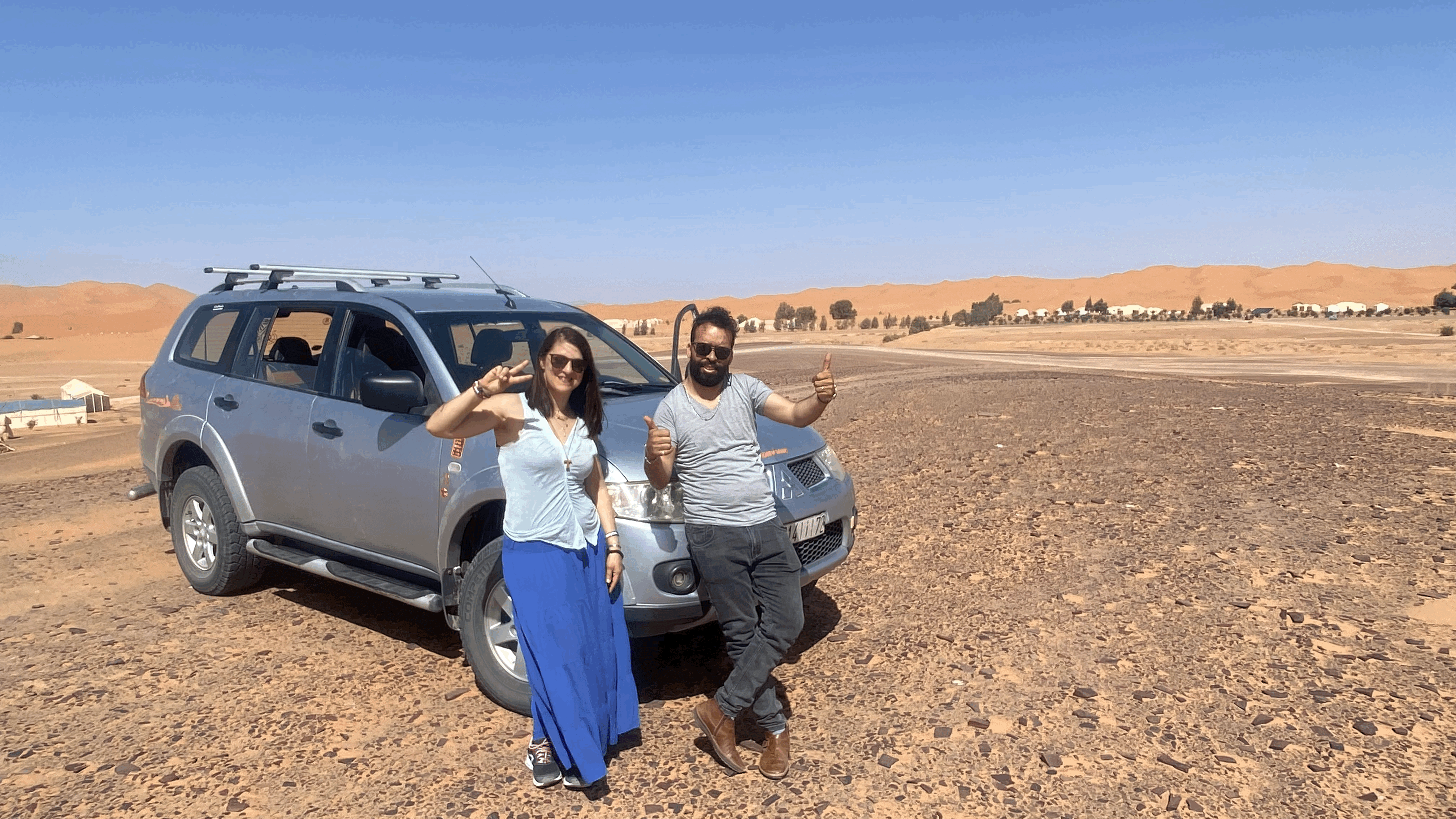 Sonia e Omar con un veicolo nel deserto