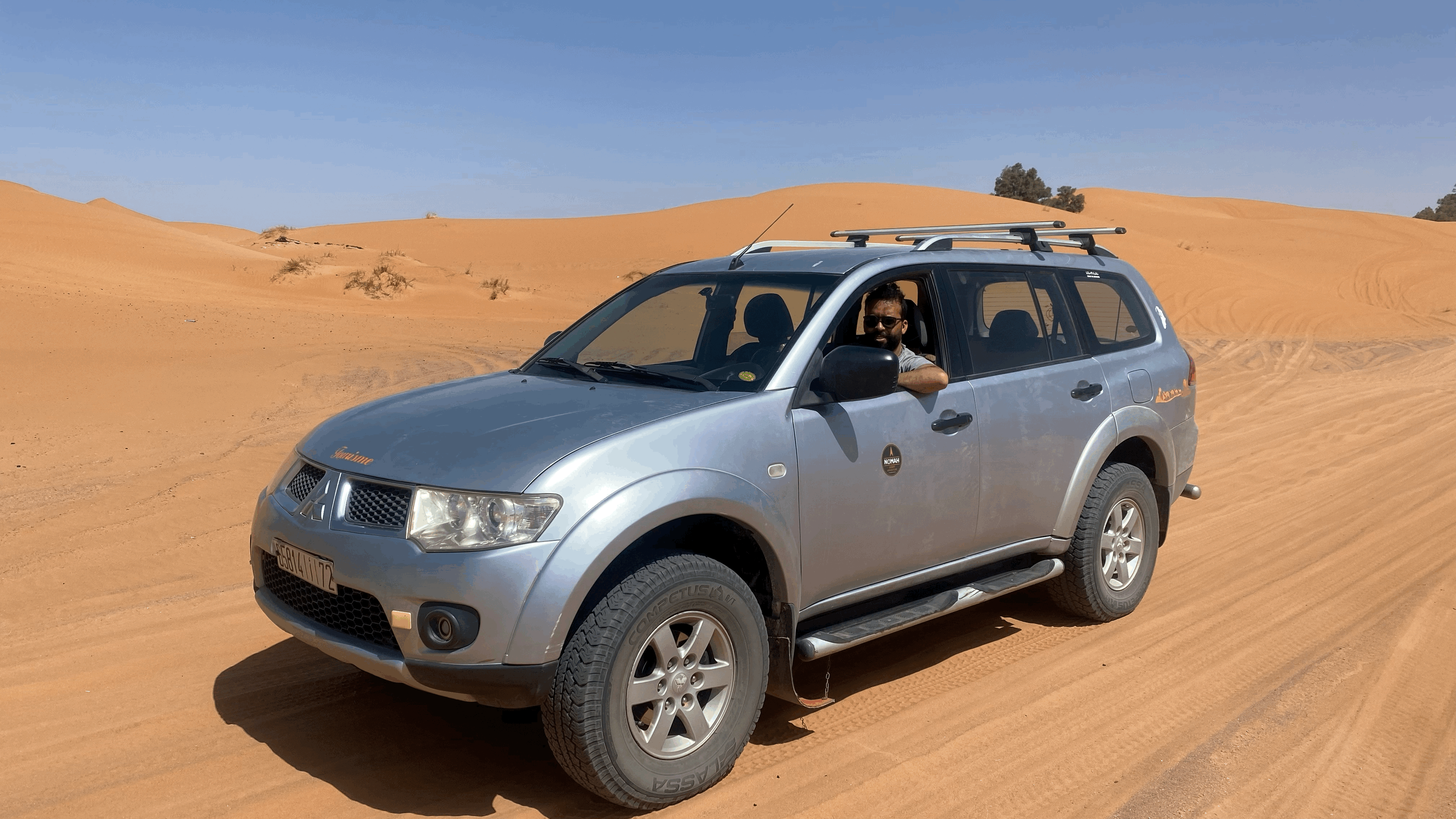 Veicolo 4x4 tra le dune del deserto