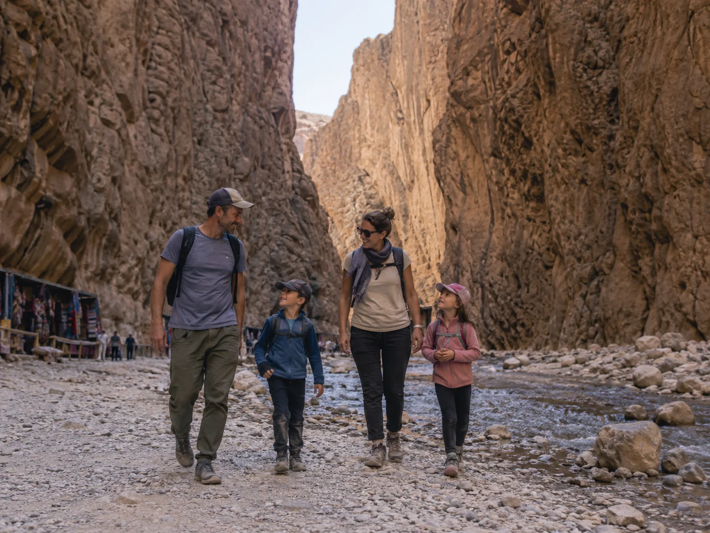 Famiglia a piedi tra le pareti delle gole del Todra