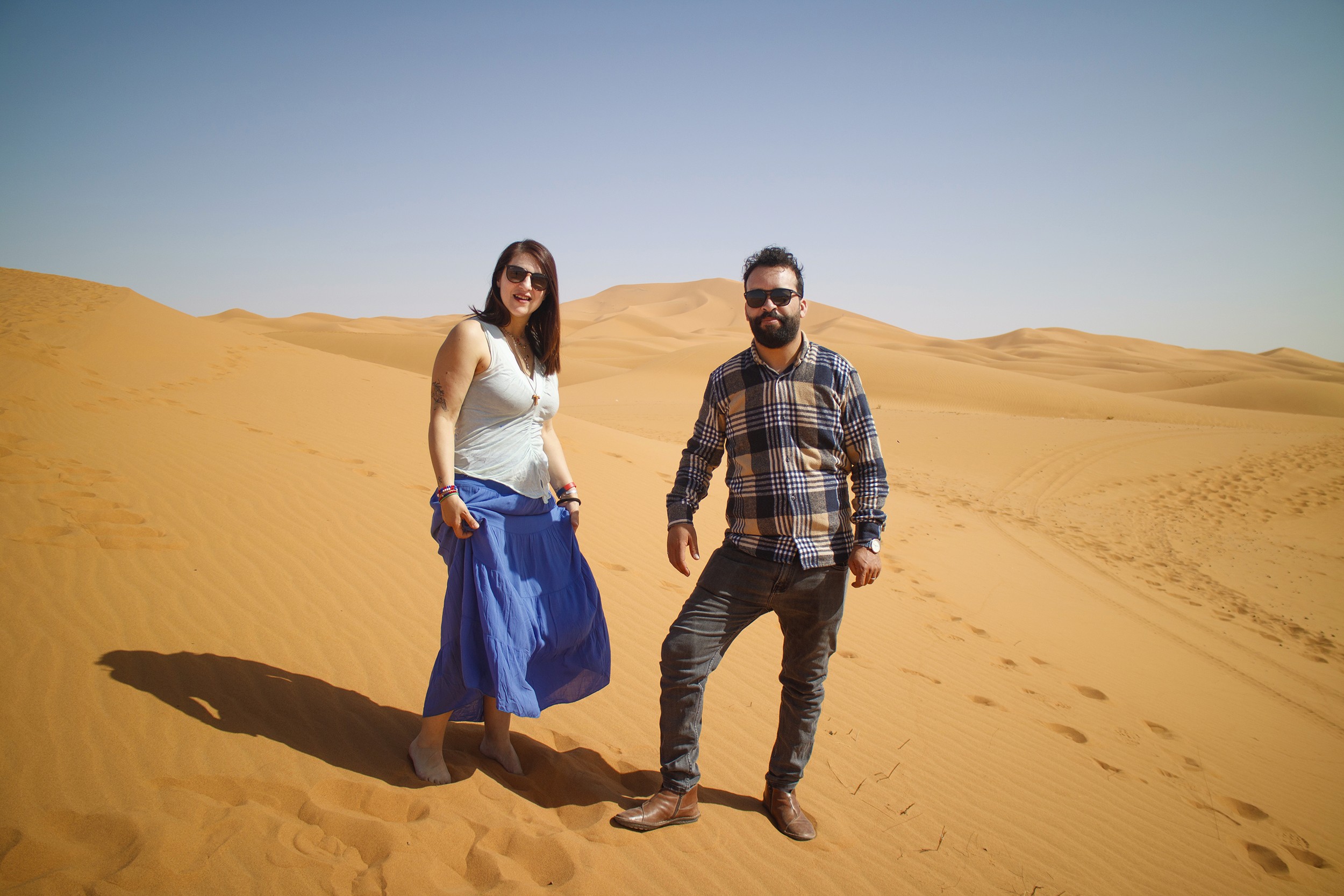 Sonia e Omar insieme sulle dune del Sahara