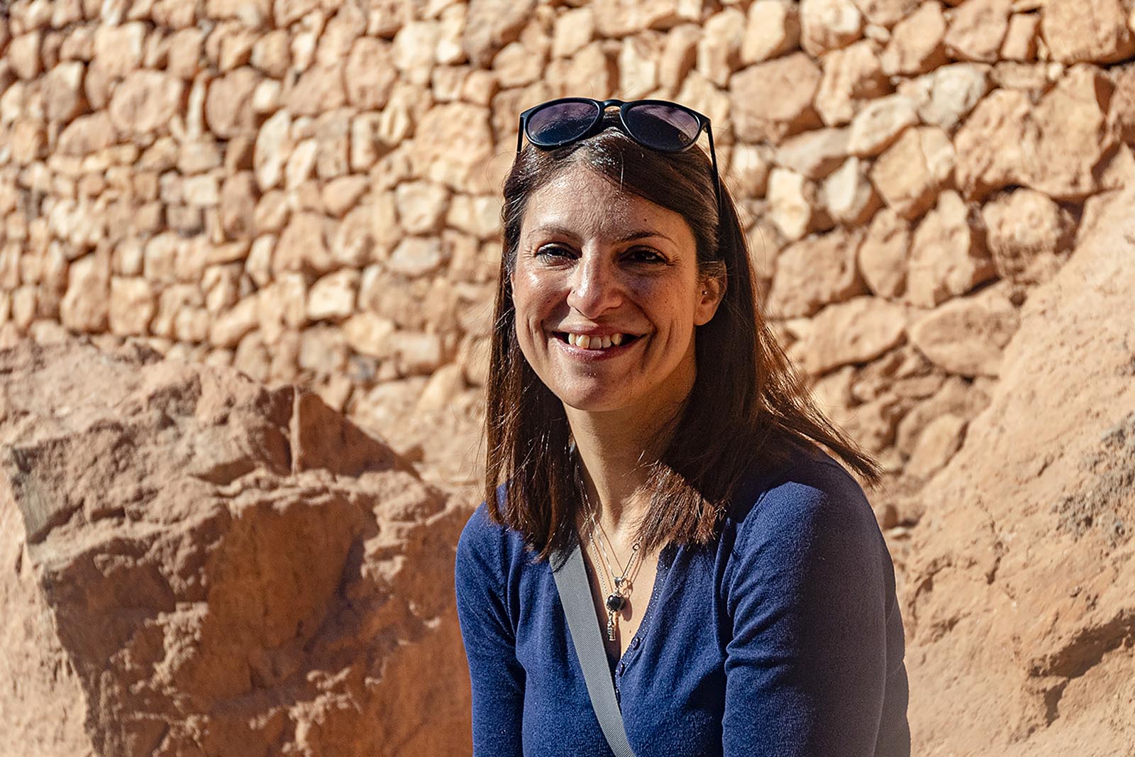 Sonia Barbieri davanti a un muro di pietra in Marocco