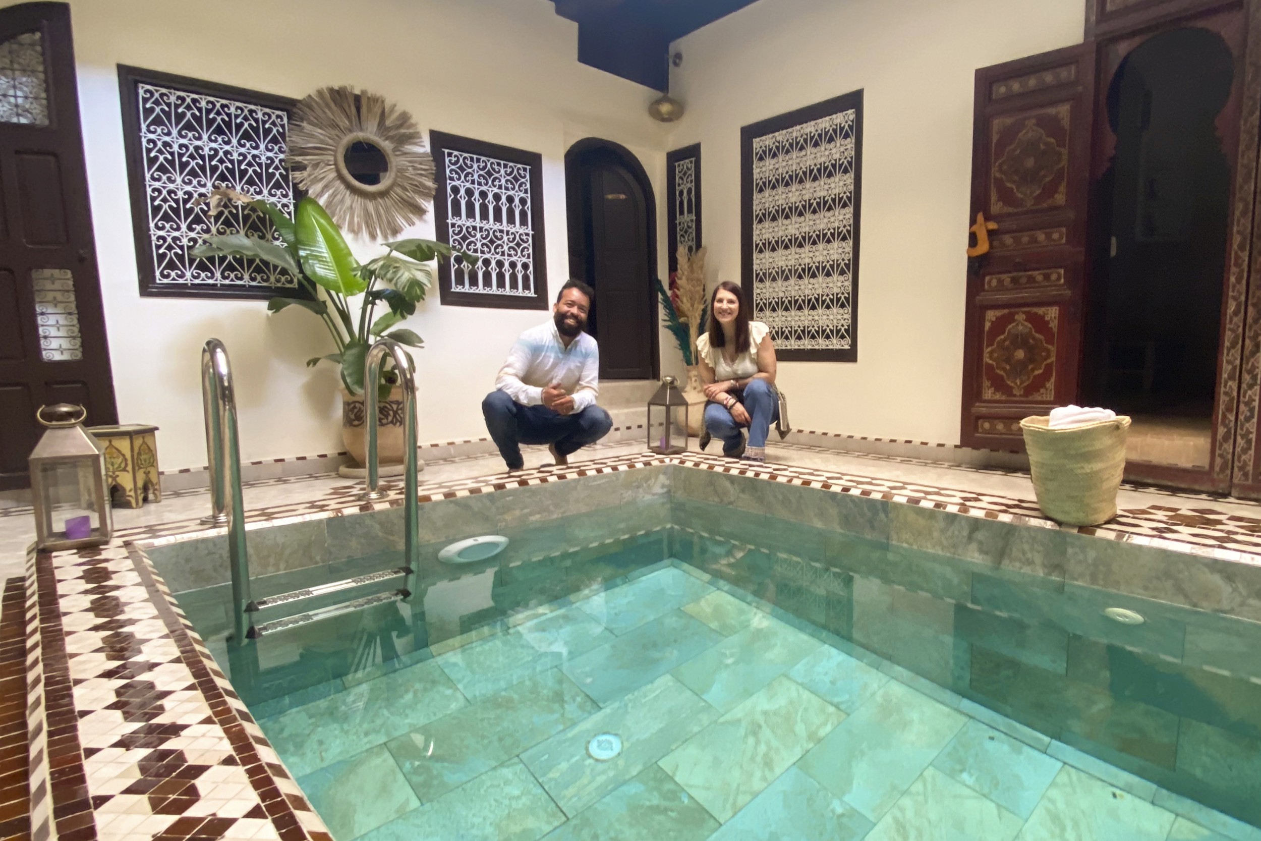 Sonia e Omar insieme in un riad